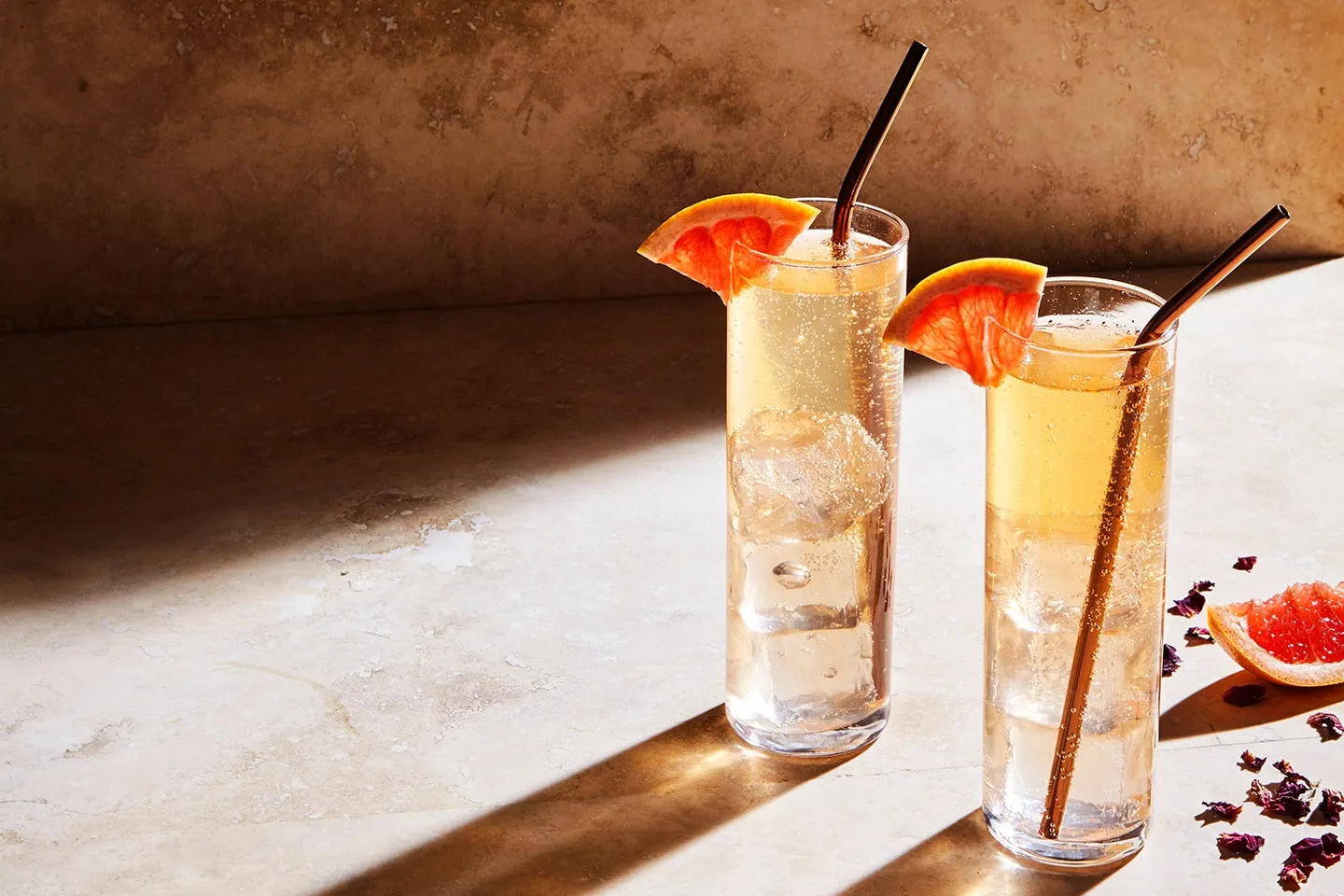 A Tenjaku whisky highball with a slice of grapefruit